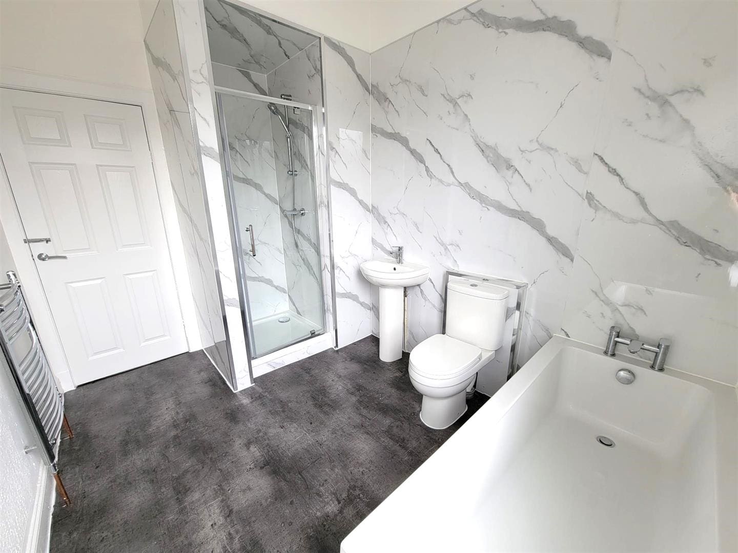 JMP0004LEVI  Bathroom (2).jpg