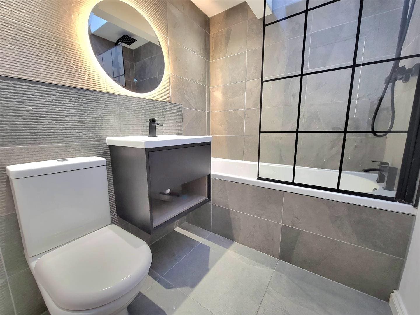 KNM0082GLEI Bathroom (1).jpeg