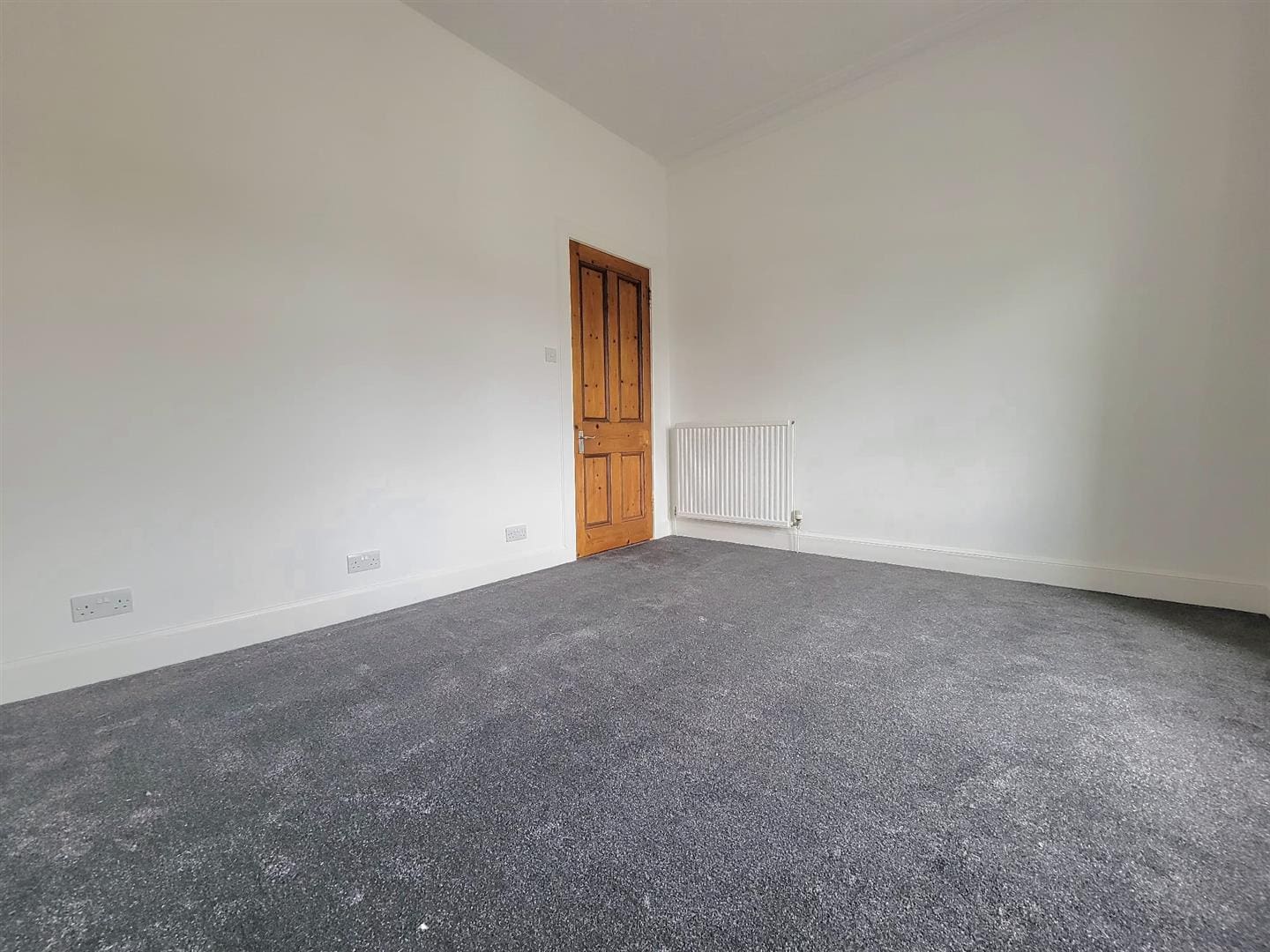 KNM0084GLEI Bedroom 1 (2).jpeg