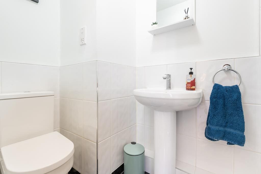 CUP1468SEG ENSUITE BEDROOM 2.jpg