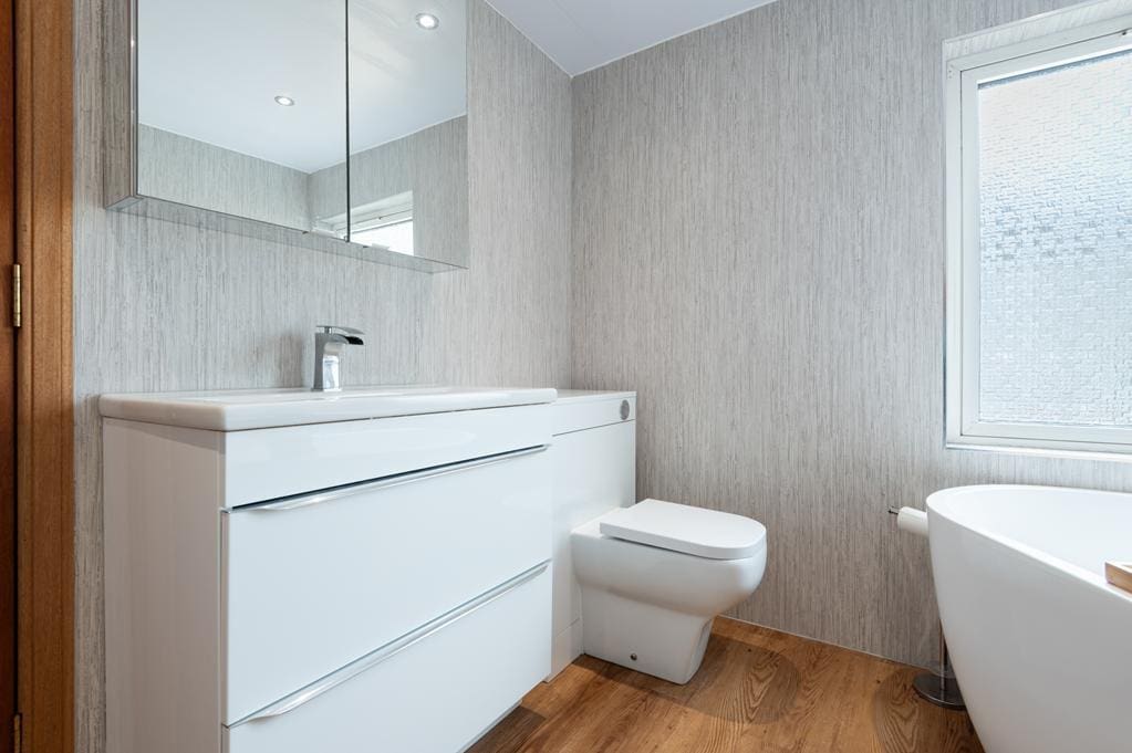 CUP1469SEG BATHROOM AGAIN.jpg