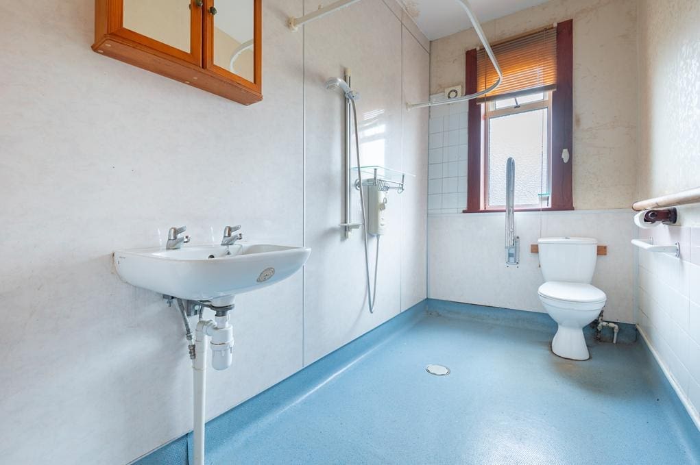 CUP1463SEG  SHOWER ROOM.