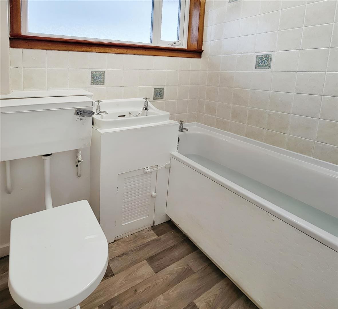 KNM0063GLEI Bathroom.jpg