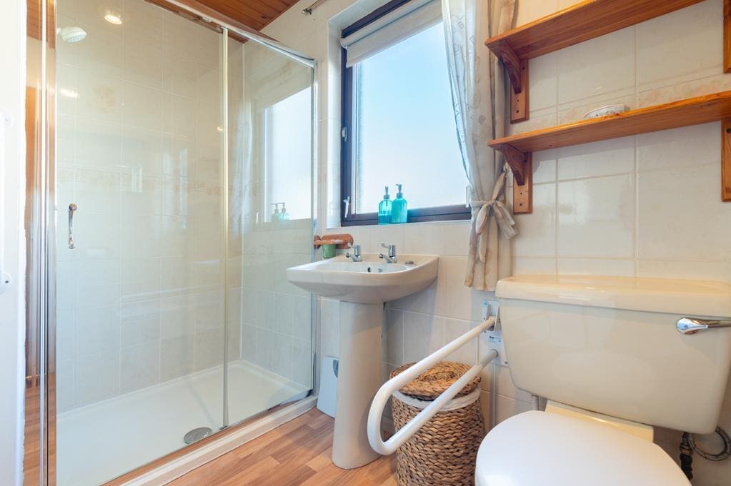 LEV1443PEM SHOWER ROOM.jpg