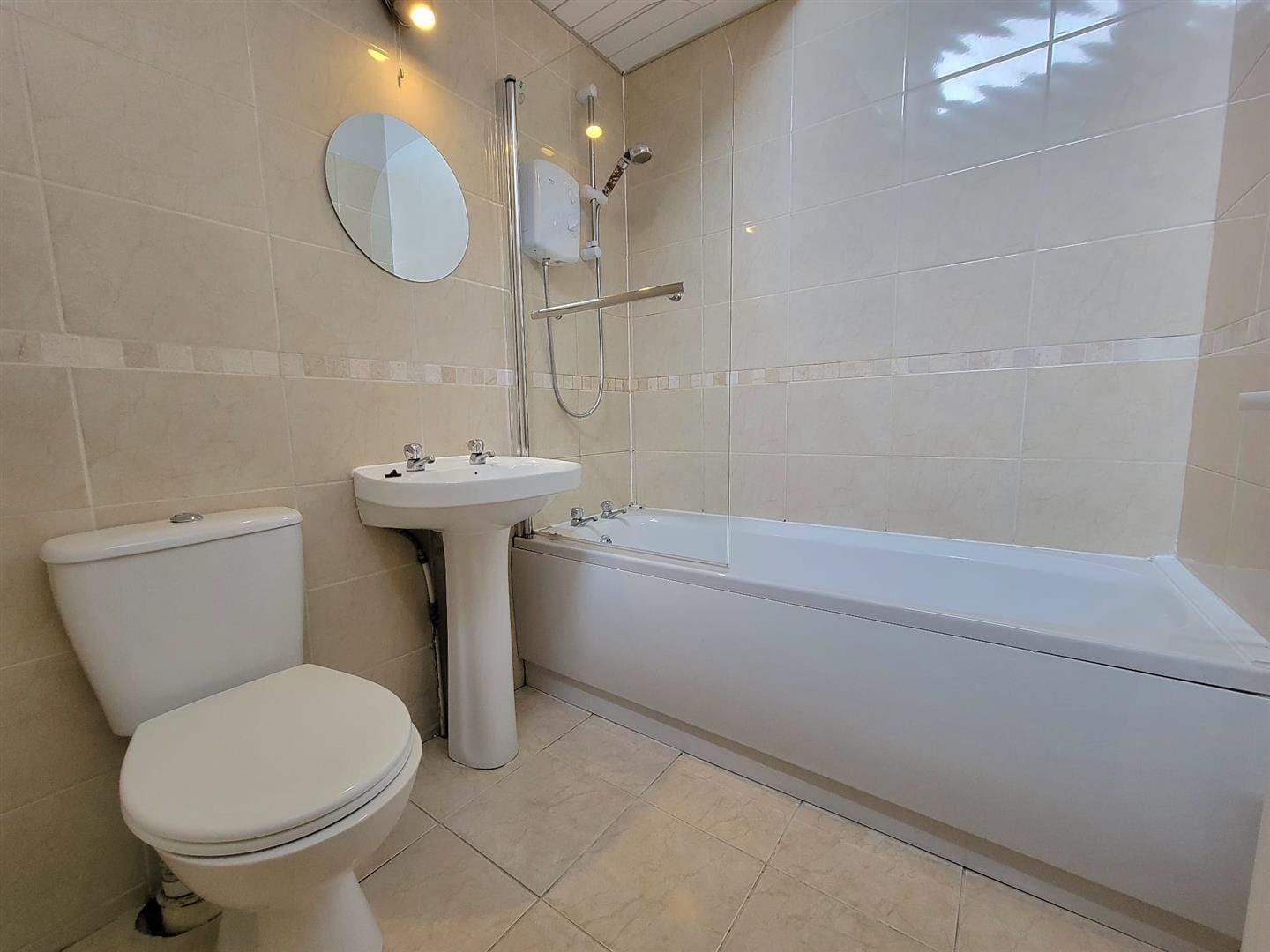 KNM0085GLEL Bathroom.jpeg