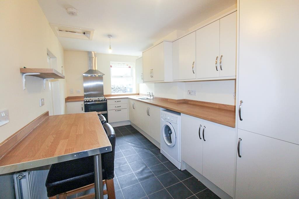 RDC0062CUPL KITCHEN (2).JPG