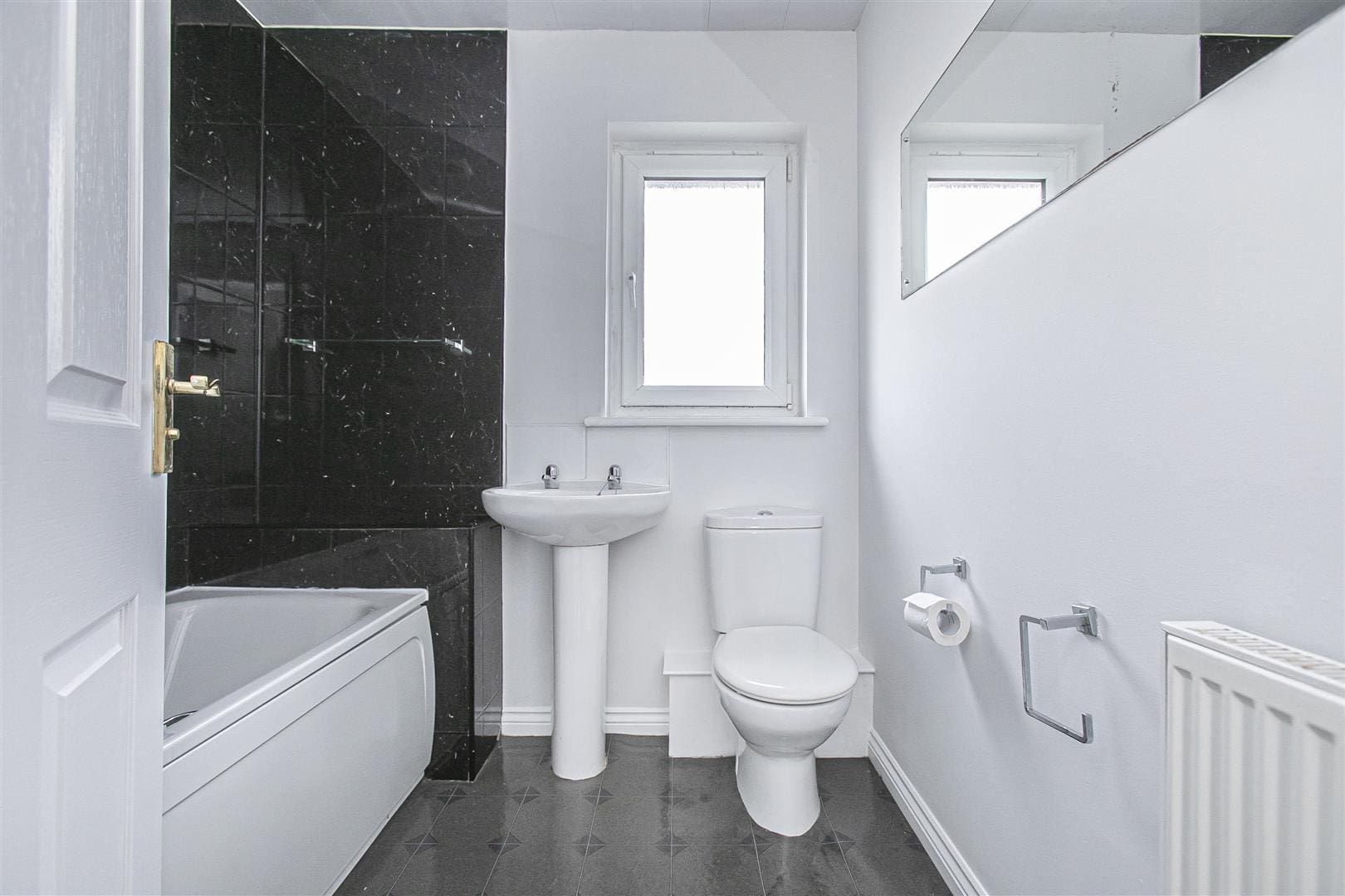 KNM0066GLEI Bathroom.jpg
