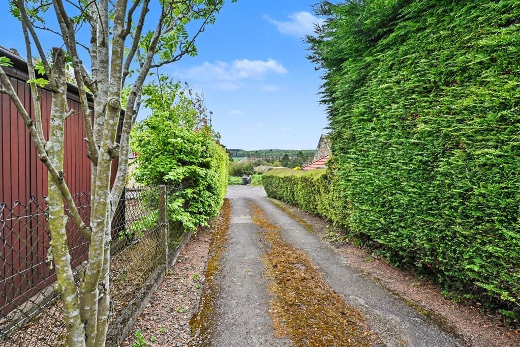 CUP1462SEG DRIVEWAY.jpg