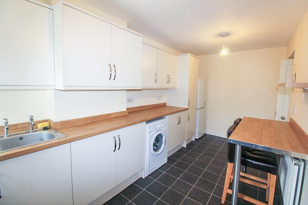 RDC0062CUPL KITCHEN (1).JPG