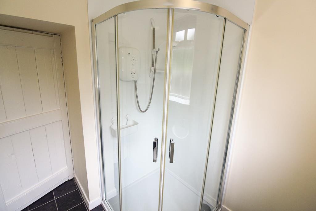 RDC0062CUPL SHOWER ROOM (2).JPG