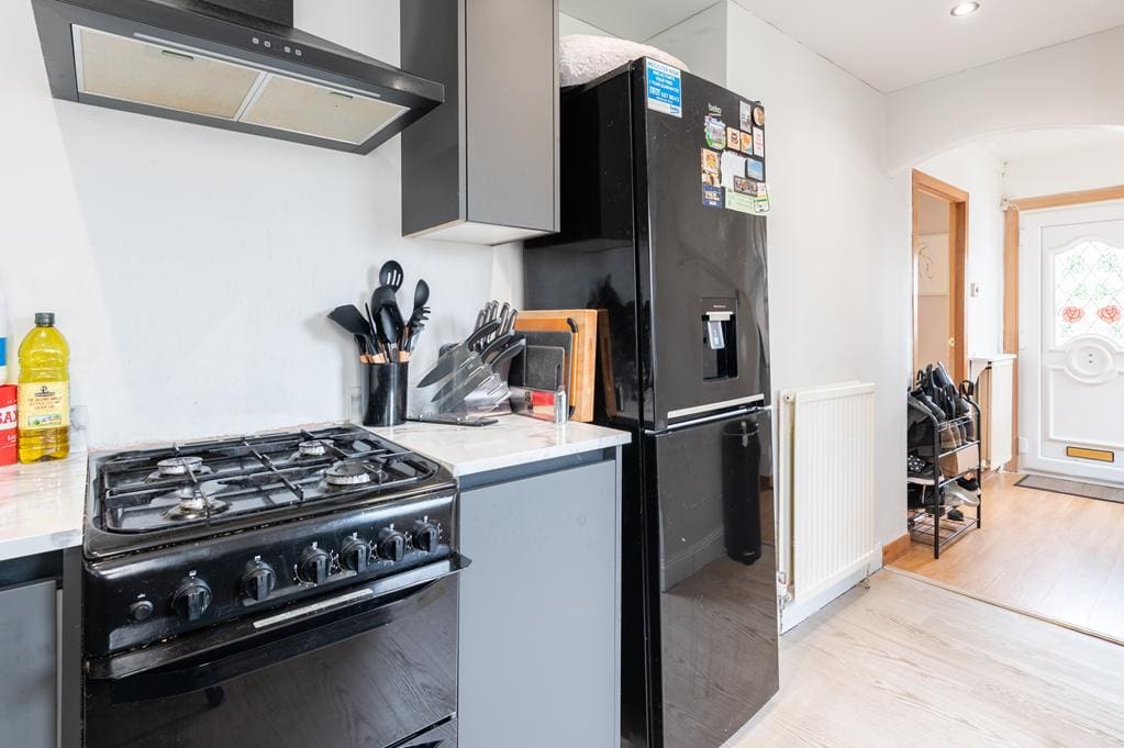 LEV1458PEM KITCHEN RIGHT.jpg