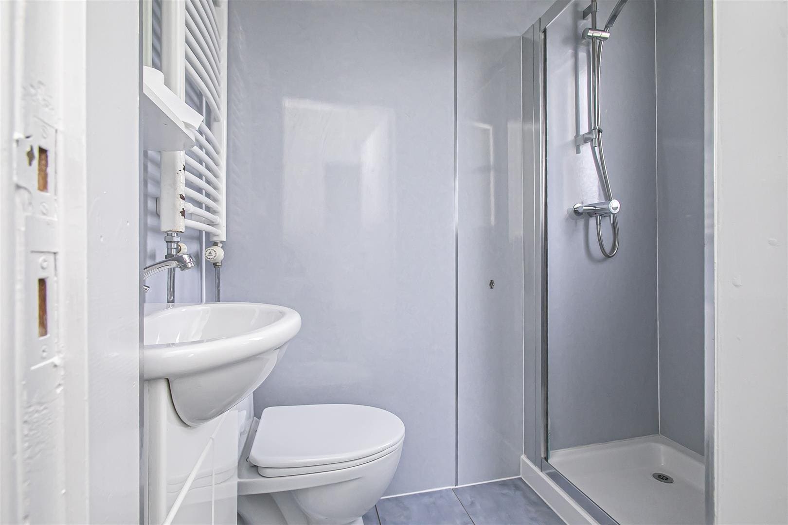 RDC0414LEVI SHOWER ROOM.jpg