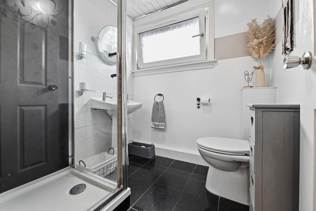 LEV1457PEM SHOWER ROOM.jpg