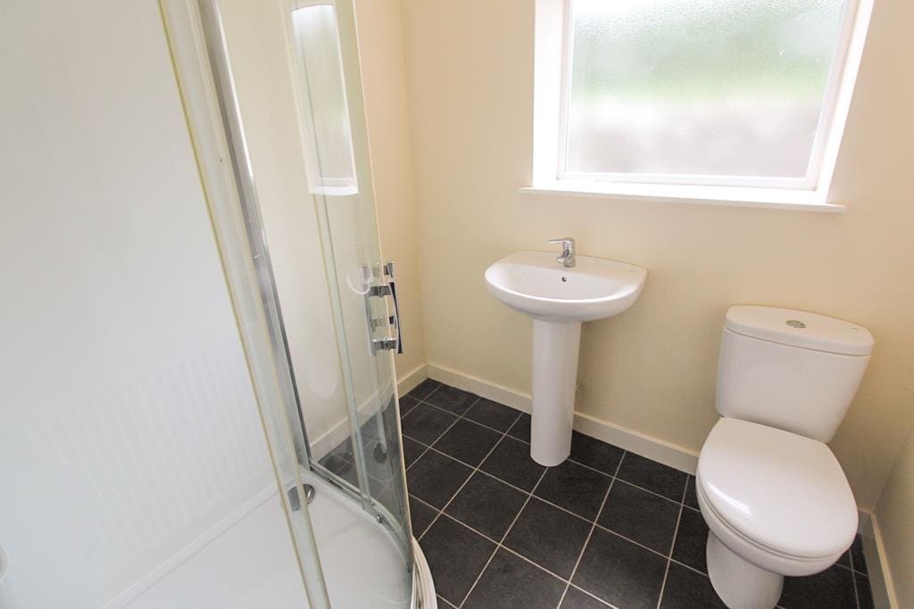 RDC0062CUPL SHOWER ROOM (1).JPG