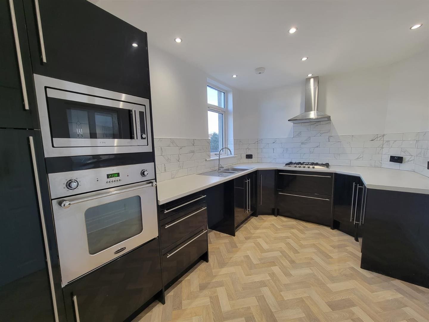 KNM0058GLEI Kitchen (1).jpg