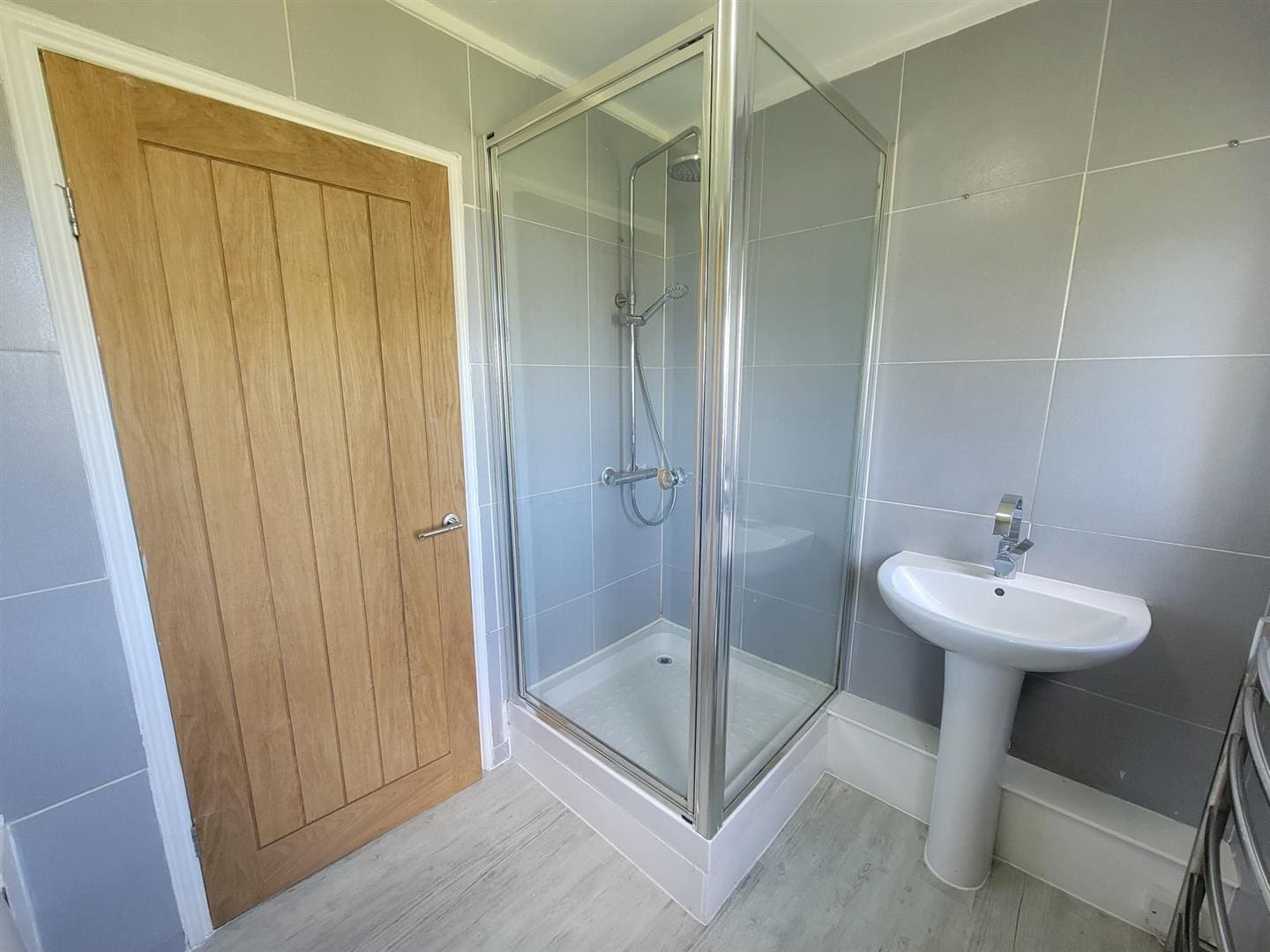 KNM0035LEVI Bathroom (1).jpg