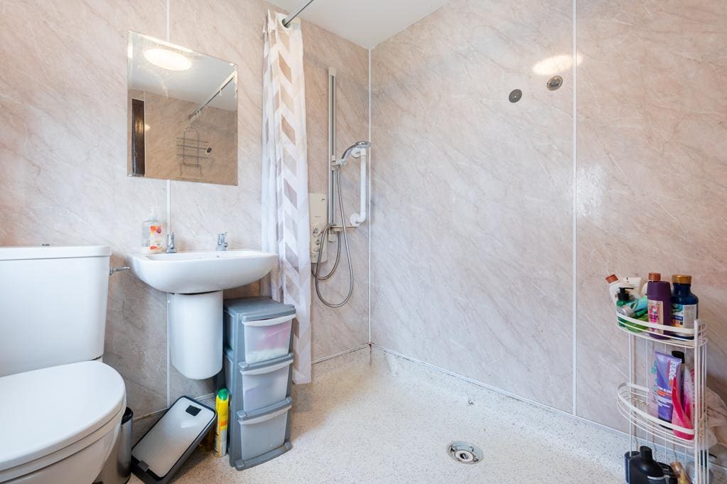 LEV1458PEM WET ROOM.jpg