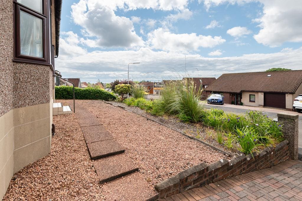 LEV1472PEM FRONT GARDEN.jpg