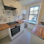 KNM0068GLEI Kitchen (2).jpg