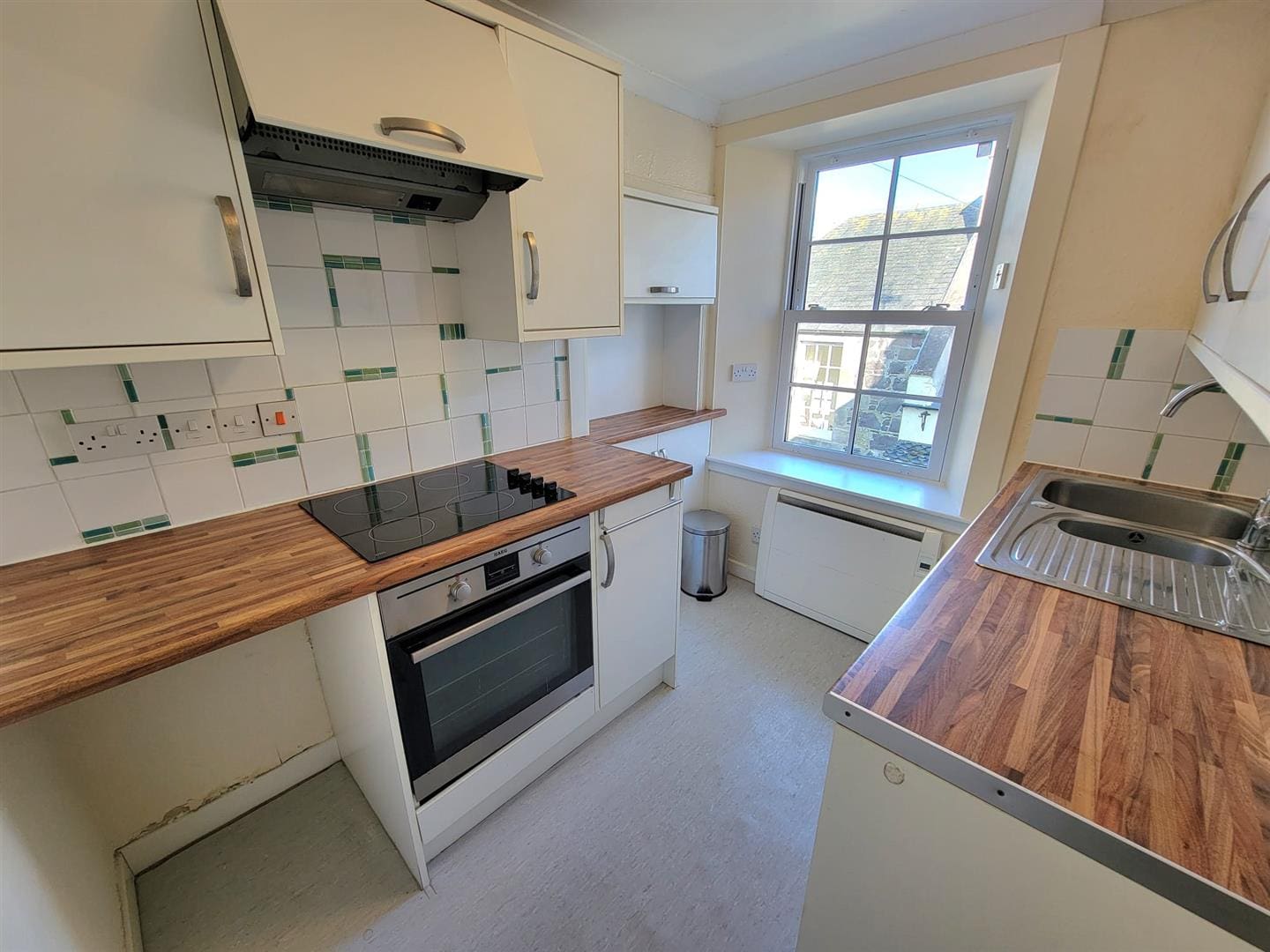 KNM0068GLEI Kitchen (2).jpg