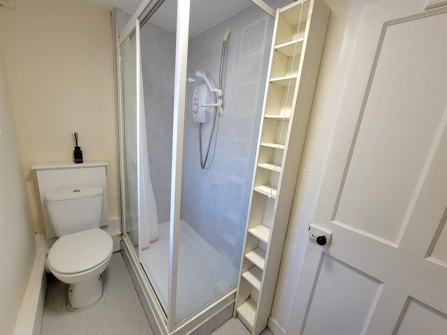 KNM0068GLEI Shower room (2).jpg