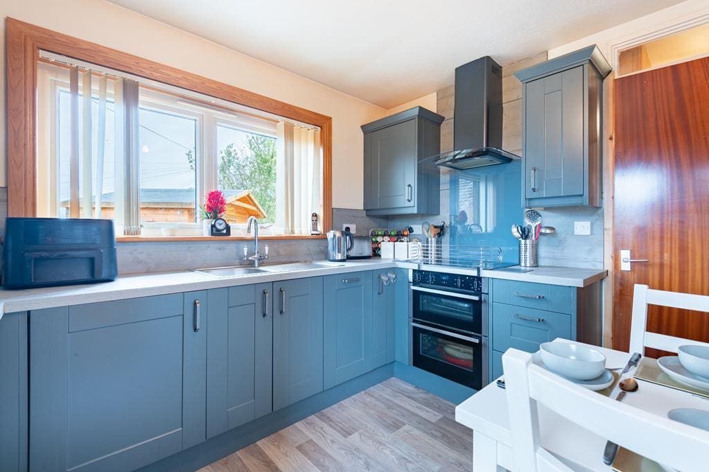LEV1467SEG BREAKFASTING KITCHEN.jpg
