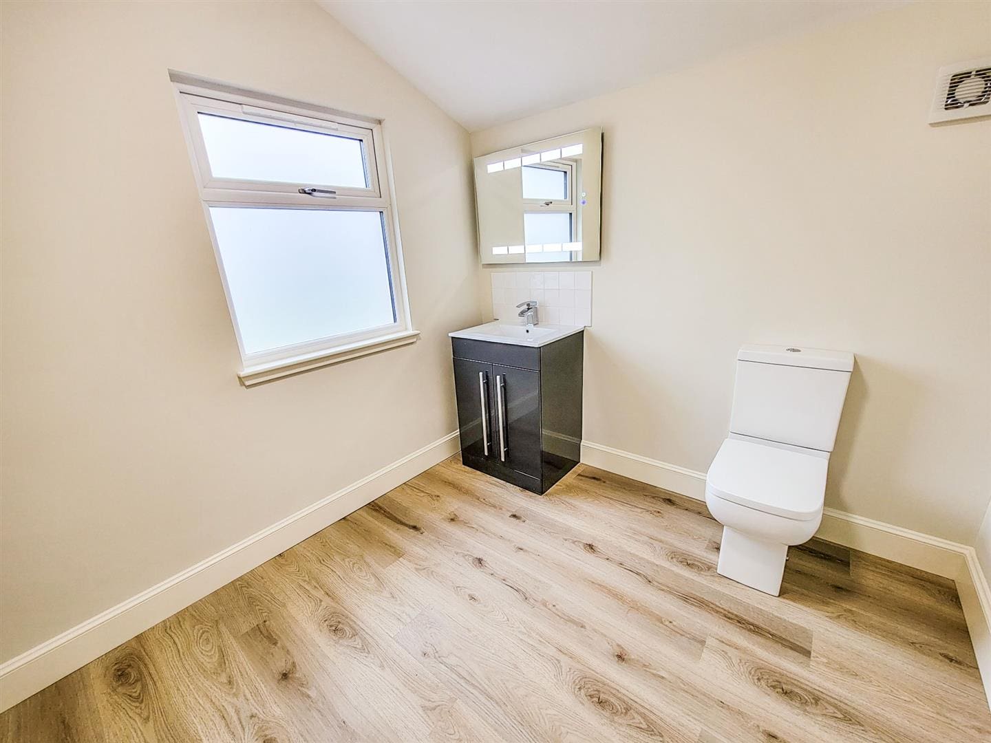 KNM0002LEVL WC.JPG