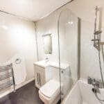 RDC0268LEVL BATHROOM (2).JPG