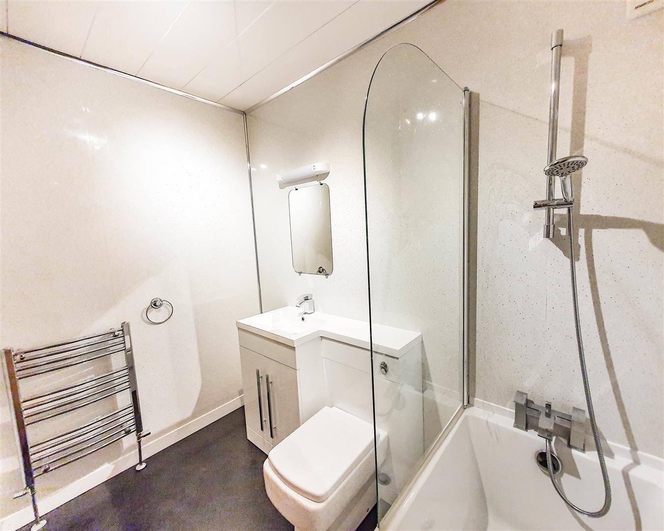 RDC0268LEVL BATHROOM (2).JPG