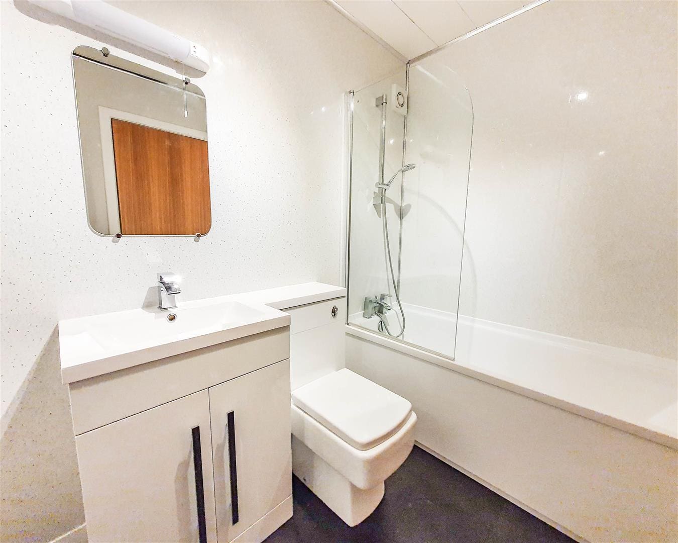 RDC0268LEVL BATHROOM (1).JPG