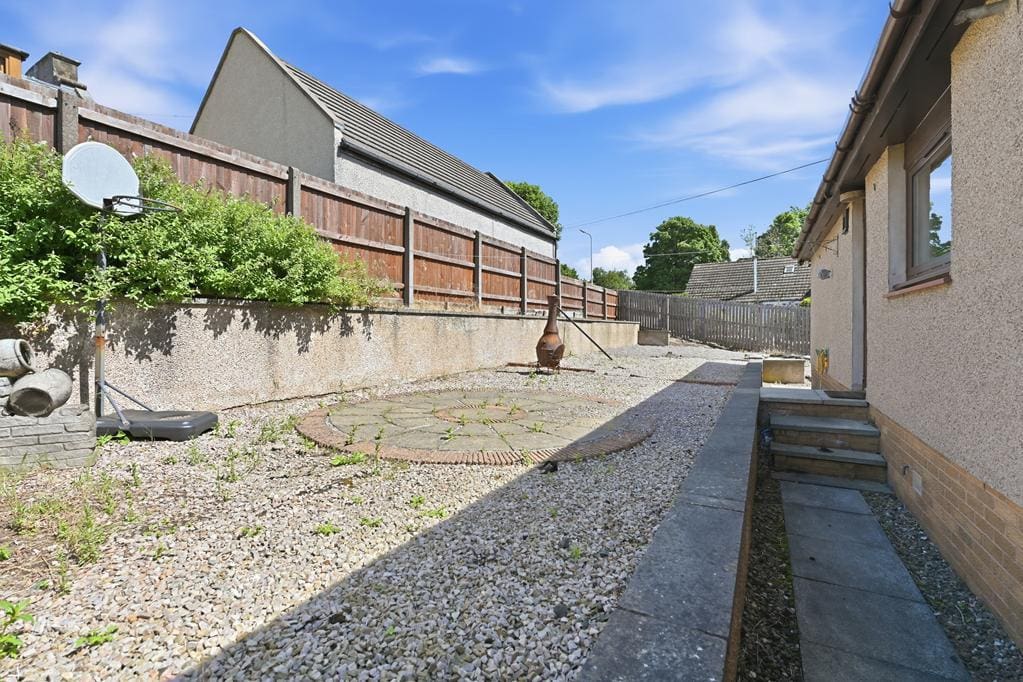 LEV1460PEM SIDE GARDEN.jpg