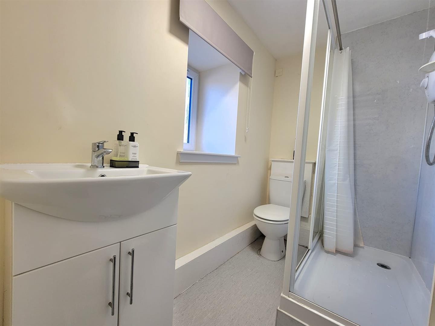 KNM0068GLEI Shower room (1).jpg
