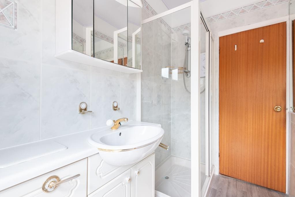 LEV1464PEM SHOWER ROOM AGAIN.jpg