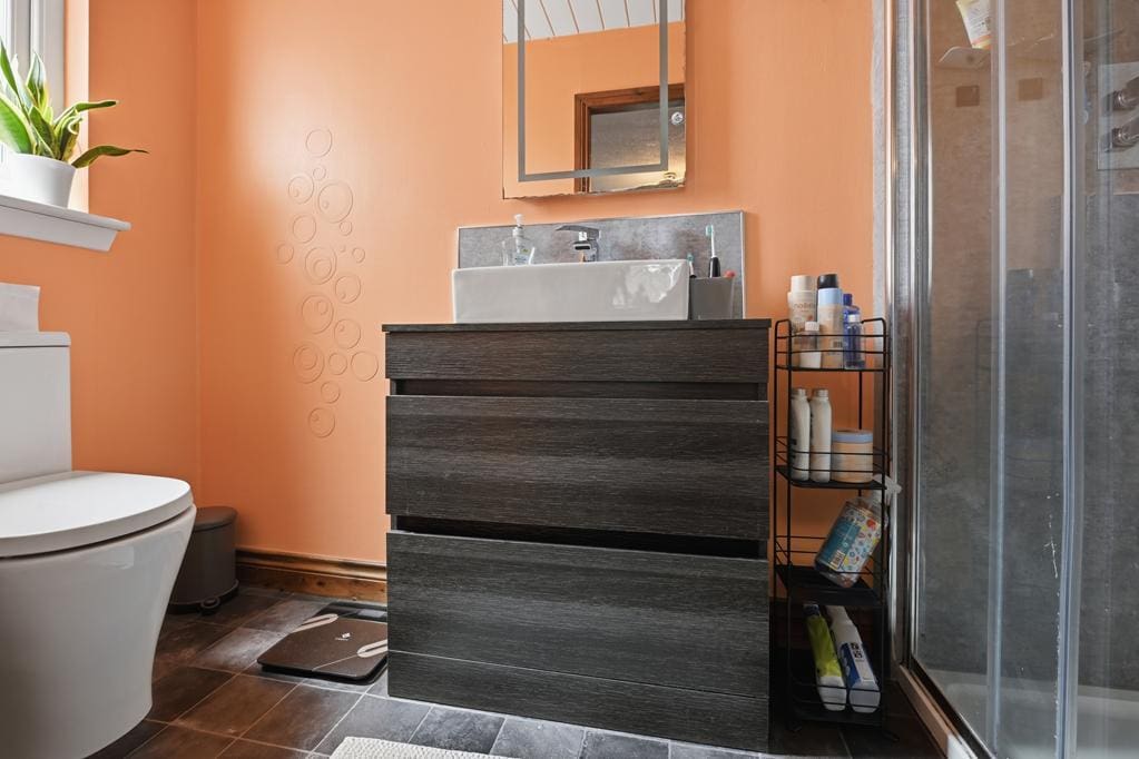 LEV1460PEM ENSUITE SHOWER ROOM.jpg