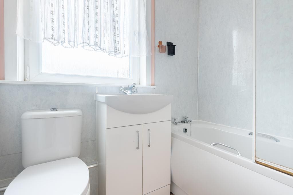 LEV1466PEM BATHROOM.jpg