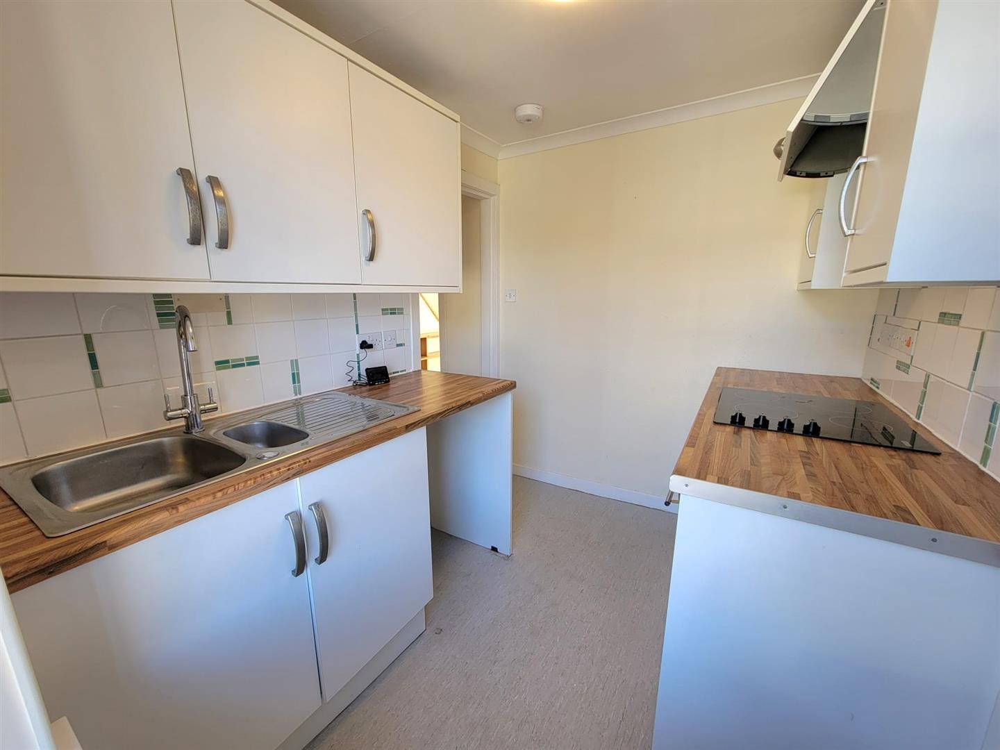KNM0068GLEI Kitchen (1).jpg
