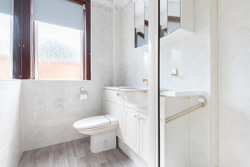 LEV1464PEM SHOWER ROOM.jpg