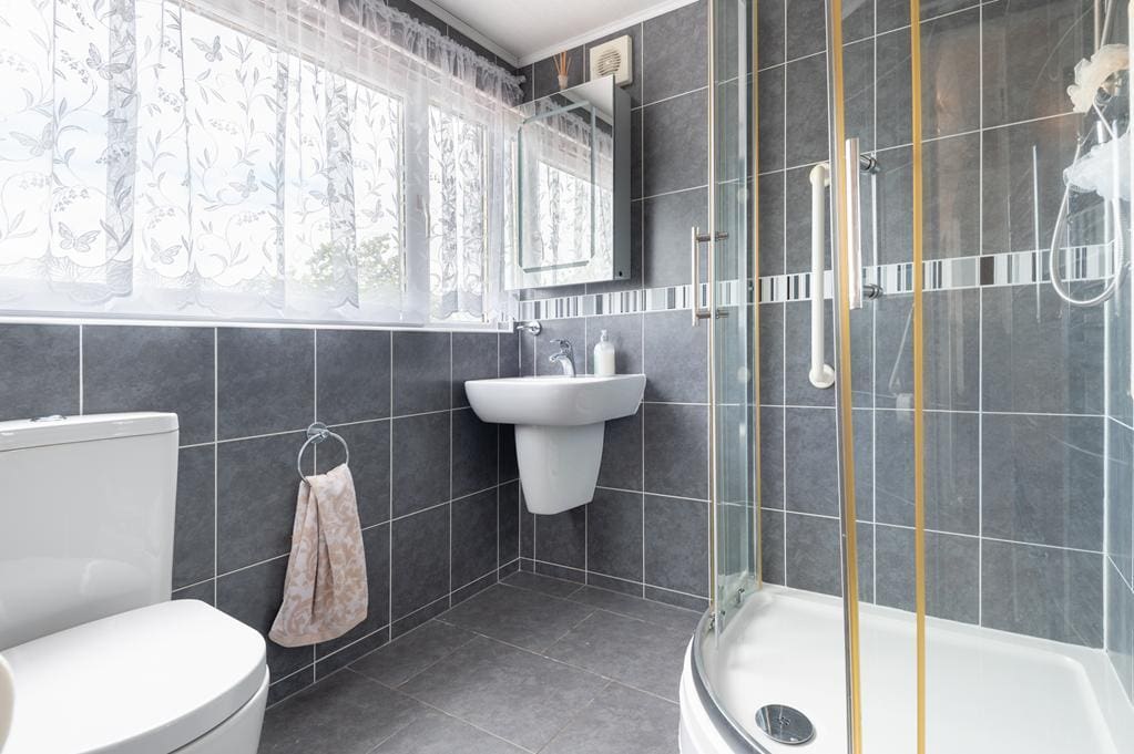 LEV1472PEM SHOWER ROOM.jpg