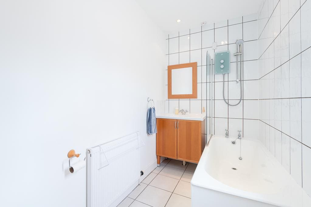 CUP1480SEG HARBOUR APARTMENT BATHROOM.jpg