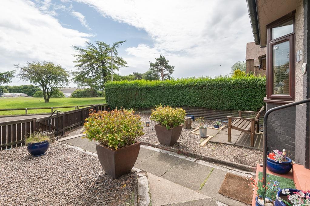 LEV1474SEG FRONT GARDEN.jpg