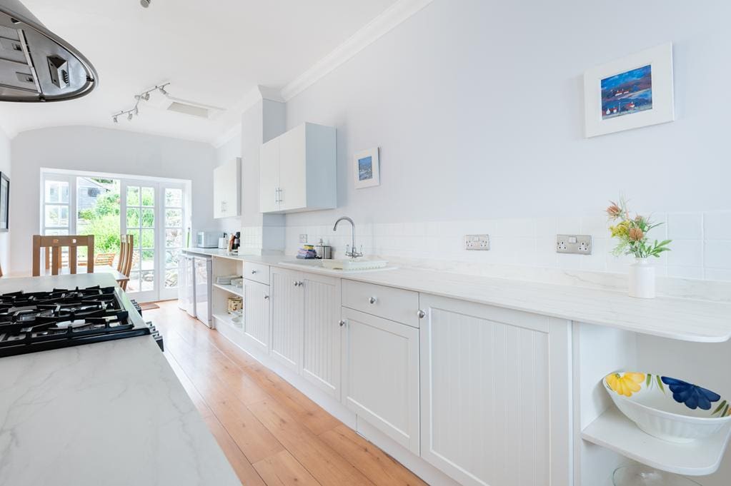 CUP1480SEG HARBOUR APARTMENT KITCHEN RIGHT.jpg