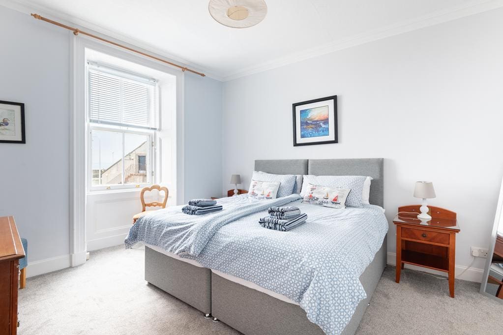 CUP1480SEG HARBOUR APARTMENT BEDROOM 1.jpg