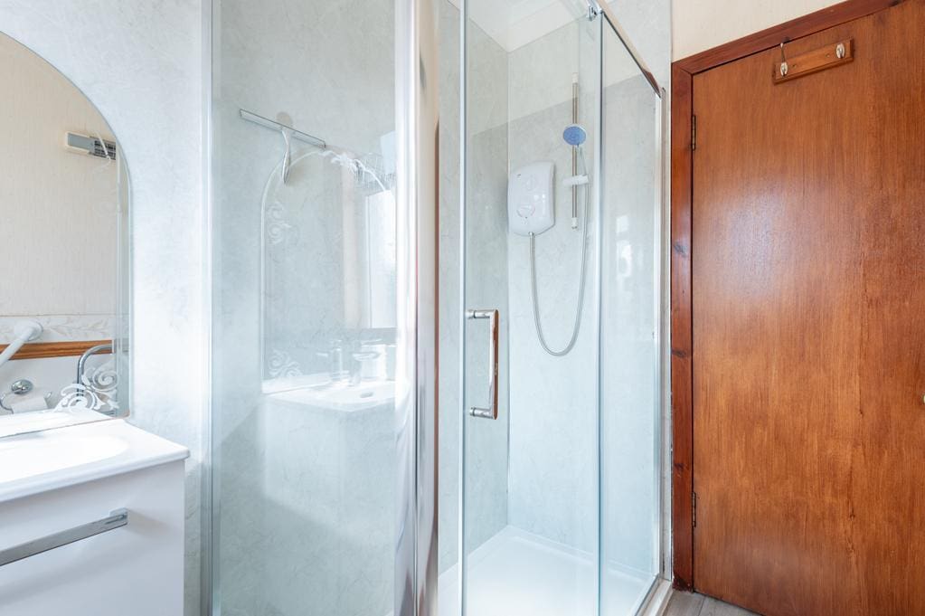 CUP1483SEG SHOWER ROOM AGAIN.jpg