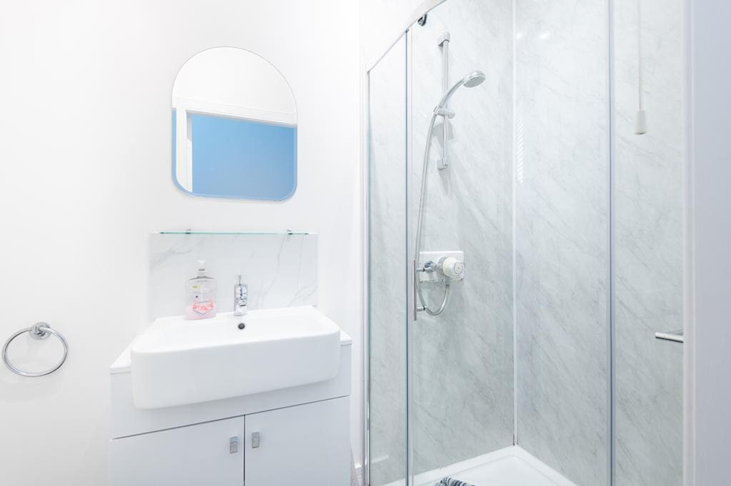 CUP1480SEG GYLE APARTMENT SHOWER ROOM AGAIN.jpg