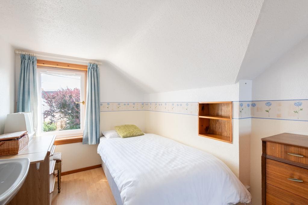 CUP1483SEG BEDROOM 4 TO REAR.jpg