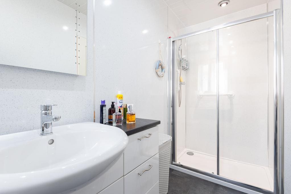 LEV1480PEM SHOWER ROOM AGAIN.jpg