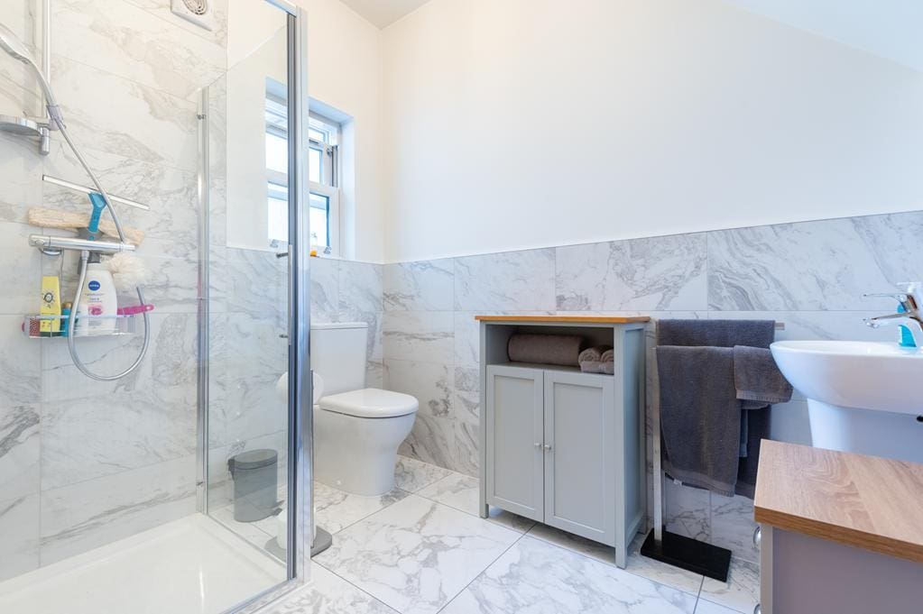 LEV1477PEM SHOWER ROOM.jpg
