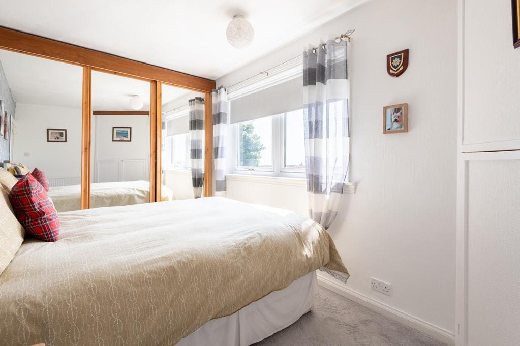LEV1480PEM BEDROOM 2.jpg