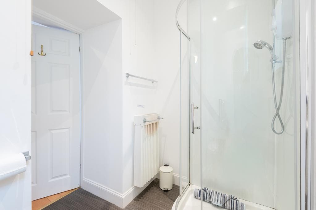 CUP1480SEG MARKET APARTMENT SHOWER ROOM.jpg