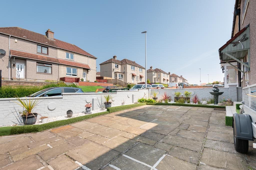 LEV1480PEM FRONT GARDEN.jpg